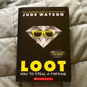 This is the book Loot by Jude Watson. It is the first book of its series